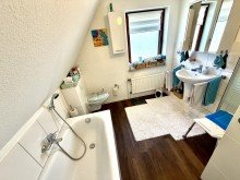 Bad OG Ruheoase in B�sum - gro�z�giges Wohnen mit Wintergarten und Traumgarten